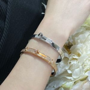 HFRMFS-Armreif für Damen. Umfangsgröße: 17 cm, passend für Handgelenke mit 16 und 17 cm. Designer-Armband mit eingelegten Kristallgliedern. Hochwertiges Material, offizielle Reproduktionen