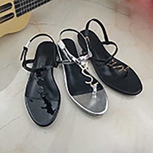 디자이너 도착 2021 New Flat Sandals 금속 스트립 검은 특허 가죽 여성 공물 진짜 가죽 편지 샌들 금속 버클 여성 신발