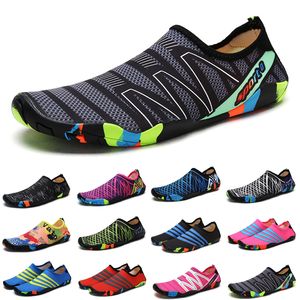 Sandaler elastiska snabba torra aqua skor plus storlek nonslip gul lila sneakers kvinnor män vattenskor andas skor ljus surfar strand sneakers