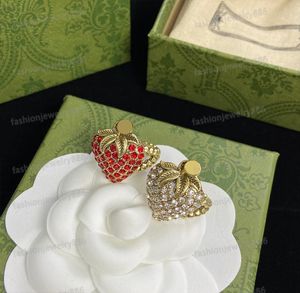 Sweet Rhinestone Strawberry Pendant Rings Inslocking Letters Charm Ring Bague Women Gold Designer Rings Bijoux Bröllop smycken Tillbehör