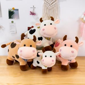 Cute Cartoon Little Color Cow Doll 25 cm Super Soft Vitello Peluche con Sciarpa Kawaii Bull Doll Grandi regali Animali di peluche ripieni