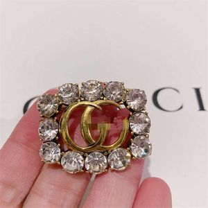 2023 مصمم جديد مزدوج G حرف في العصور الوسطى راينستون الضوء الفاخر Brooch Brooch Ins Net Red نفس النمط