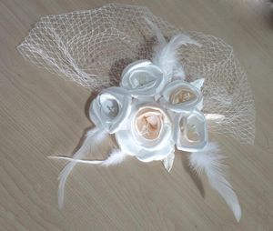 Copricapo Arrivo in magazzino Piume bianche Perline Tulle Velo da sposa Decorazione per accessori per feste nuziali