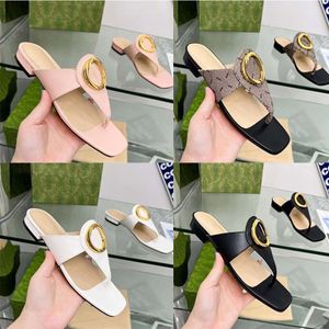 Sandaler Famous Designer Women Summer New Gold Buckle Flat Shoes Hollowed Out Flip Flops Casual Flat Heel Thong Womens tillämpliga på olika scenarier