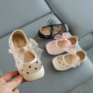 Sandaler flickor mesh Mary Janes skor för barn läder ihåliga outs bowtie prinsessan andas barn sko baby småbarn 230317