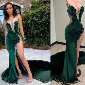 2023 Balo Elbiseleri Koyu Yeşil Denizkızı Kristal Boncuklu Boncuklu Boyun Tarafı Bölünmüş Velvet Rhinestones Çarpıcı önlükler Süpürme Tren Artı Boyutu Resmi Giyim Kesme kenarları