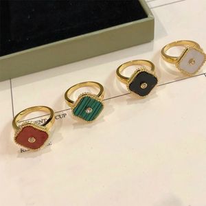 2023 العلامة التجارية أزياء Crystal Solitaire حلقة أنثوية سحر التيتانيوم الصلب الفرقة الماس Clover Ring Ring 18K Gold Designer Ring