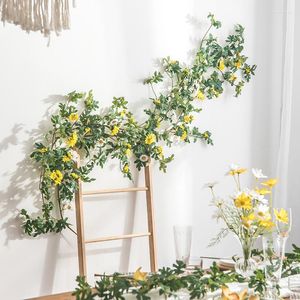 装飾的な花シミュレートされたヒマワリの花のつる偽りラタンデイジーエアコンパイプ巻き屋内背景壁の窓飾り