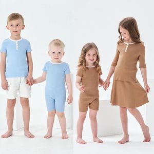 Completi di abbigliamento 2023 Vestito da neonata Fratello Sorella Vestiti coordinati Set Bambini Abito lavorato a maglia Top Pantaloncini Ragazze Ragazzo che lavora a maglia 230317