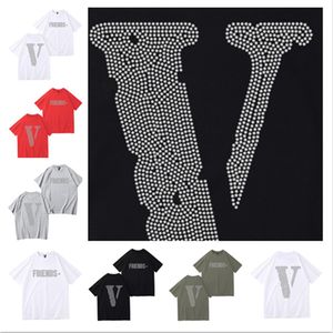 2024 Vlones Tshirt Yaz Erkek Tişört Tasarımcıları Kadınlar Tshirts Yeni Gevşek Şortlu Kılıf Tees Giyim Moda Luxurys Üstler Adam Rahat Gömlekler Siyah Beyaz Kırmızı Giysiler