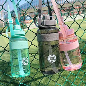 Vattenflaskor Sport Vattenflaska Plastisk vattenkokare med halm och band Portable Cup Drinking Bottle Outdoor Handing Drinkware 230320