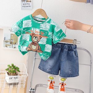 2023 Estate Abbigliamento per bambini T-shirt con orso alla moda Set di jeans Pantaloncini di jeans a maniche corte in cotone per bambini Tute Abbigliamento