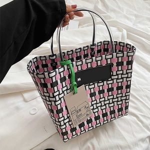 Сумки для пляжей Женщины дизайнерские сумки тканые ковша роскошные сумочки с подходящей корзиной для торговых точек пластиковая тканая сумка для торговых точек 230301