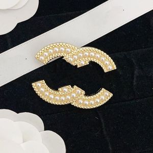 18 złota broszka moda perła miłosna broszki marka projektant biżuterii broszka moda wszechstronna impreza vintage biżuteria rodzina para sprężyna nowe szpilki