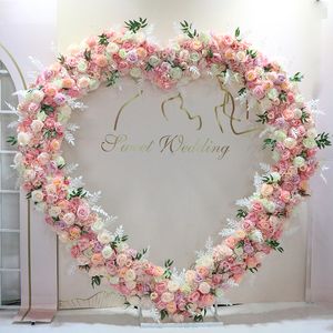 Ghirlanda di fiori artificiali a forma di cuore a forma di rosa Fila di decorazioni per matrimoni Ghirlanda di matrimonio romantico personalizzata per l'arredamento del supporto ad arco sullo sfondo