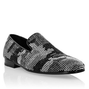 Nyaste modedesign män handgjorda spik svart silver grå loafers landningsbana lysande nitar fest bröllop silver