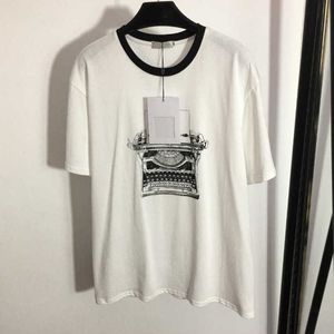 23SS Marka Tasarımcı Kadın T-Shirt Yuvarlak Boyun Saf Pamuk Parfüm Şişesi Daktilo Baskı All Maç Kısa Kollu T-Shirt Yüksek Kaliteli Kadın Giysileri A1