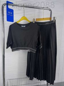 İki Parçalı Elbise Tasarımcı 2 parçalı elbise kadın göbek Tişörtleri pilili etek takımları yaz tatili Takım elbise siyah beyaz renkler SML Z5LX
