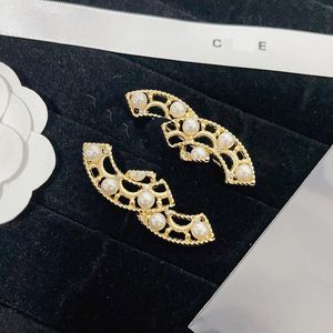Vintage Pearl Broşes Moda Damga Broş 18K Altın Pimler Kadın Hediye Aksesuarları Boşaür Romantik Tasarım Markası Aşk Broş Bahar Partisi Süslemeleri Kutu