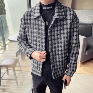 Giacca a vento corta con bavero da uomo scozzese bianco nero autunno e inverno in lana da uomo. Tendenza moda giacca casual allentata coreana di marca