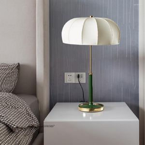 Lampade da tavolo Lampada Postmodern Nordic Designer Semplici luci da scrivania per la decorazione della camera da letto Soggiorno Decorazioni per la casa accanto