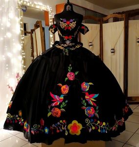 Schwarze Charro-Stickerei-Quinceanera-Kleider mit Schal, Schnürung und großer Schleife, Prinzessin-Abendkleid für 15 Jahre im Sweet 16-Jahre-Stil