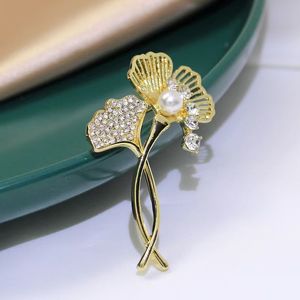 Złoty kolor Ginkgo liść broszki dla kobiet przyjęcie weselne metal imitacja Pearl Plant Liść broszki pin moda femme bijoux klejnot