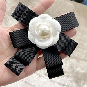 Brosches pärla band brosch stift kvinnor bow slips vintage skolflicka vit krage smycken bowknot skjortor slips godis färg röd fjäril