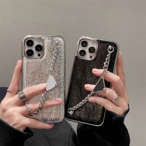 Luxury Phone Cases Tinfoil Pattern for iPhone 14 Pro Case 13 Promax 12 Pro 11 14plus 13pro Max Cover Fashion Triangle P Chain Armband Wristband Mobile Shell