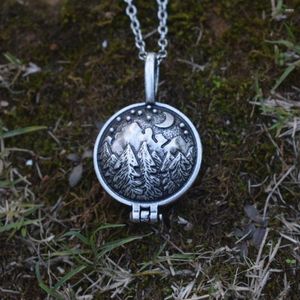 Pendanthalsband Sanlan 1pcs Mountain Pine Tree Necklace Locket vandringsälskare gåva Nature Camping