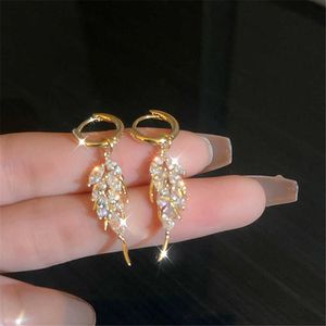 Charm New Luxury Shiny Zircon Leaf Earrings South Korea Design Temperament Small High Fashion Temperament 18K Gold Plated Earrings G230320