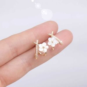 Charm koreanska utsökta kristallblomma fjäril örhängen för kvinnor korea mode zirkon pärla stud örhänge bröllop smycken studs g230320