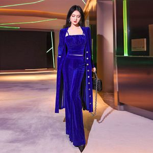 Kvinnors tvåbitar byxor Solid Color Highgrad Velvet Suit Autumn Fashion Suspender Electrooptic Blue Long Coat Three Set 230321