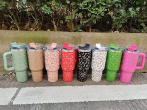 Wiederverwendbarer 40-Unzen-Becher mit Leopardenmuster, Griff und Strohhalm, großer Bierkrug, Wasserflasche, Pulverbeschichtung, Outdoor-Campingbecher, vakuumisolierte Becher