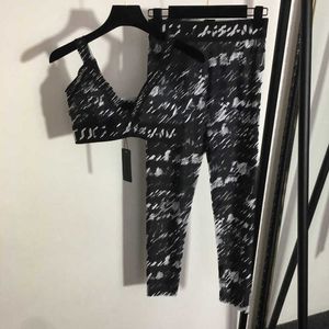 23ss designer kvinnor märke yoga träningsoveraller bokstav webbing stängd midja sling underkläder bröstkudde elastisk midja bantnings leggings set Hög kvalitet damkläder