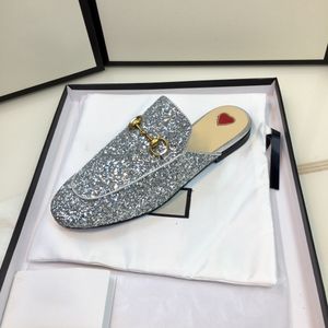 Pantofole di lusso con fibbia a ferro di cavallo Scarpe casual ricamate Scarpe Muller Pantofole in pelle di pecora argento Pantofole fragola Sandali Sandali da donna piatti da interno