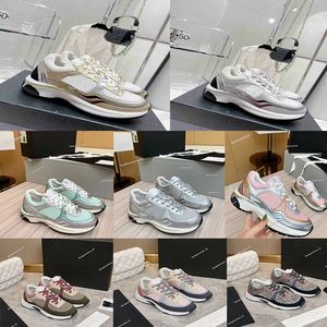 Designer Sneaker Kalvskinn Skor Reflekterande Sneakers Vintage Mocka Trainers Mode Stylist Skor Patchwork Fritidssko Sneaker med plattformstryck