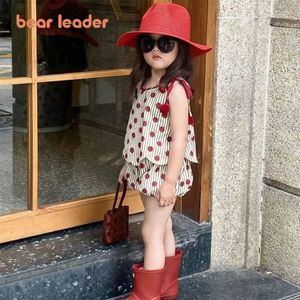 Kläderuppsättningar Bear Leader Girls Korean version av 2023 Summer Fresh Cute Polka Dot Suspenders Shorts Two Piece 230322