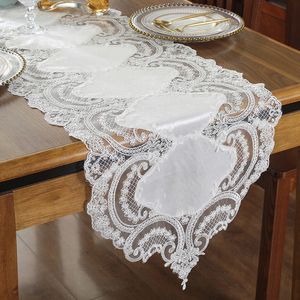 Runner da tavolo Proud Rose Luxury Lace Runner da tavolo Tovaglia Copri mobile TV Panno ricamato Tavolino da caffè Bandiera Decorazioni per matrimoni Bianco 230322