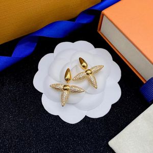 Luxury V Letters Pearl Designer Stud أقراط للنساء 18K Gold Silver Silver Shining Diamond Stone العلامة التجارية Love Enring Ening Party Jewelry مع صندوق