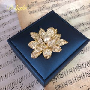Pendant Elegant Lady Luxury Zircon Pearl Three dimensional Lotus Brooch Temperament Suit Dress Accessories Daily Wear Party Corsage Gift
