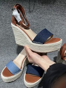 Hög hälplattform kilsandaler 2023 lyxdesigner skor sommar bohemiska sandaler kvinnor muffins skor