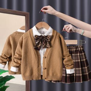 Completi di abbigliamento Completi da bambina Completi da autunno Baby College Wind Spring Grid Gonna a pieghe Maglione Cardigan Camicia 3 pezzi Bambini 230322