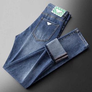 Pantaloni da uomo slim fit elastici decorativi con etichetta in pelle verde popolare primavera/estate 2023 Blue Jeans da uomo