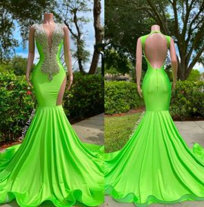 2023 Lyxiga gröna promklänningar Crystal Pärled Rhinestone Orange Deep V Neck Evening Dress Mermaid Formella festklänningar Öppna är ärmlös E0322