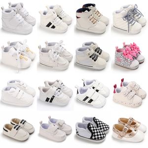 Primeiros caminhantes nascidos sapatos de bebê menino menina esporte clássico solo solo pu PU couro multicolor walker tênis casual white batismo 230322