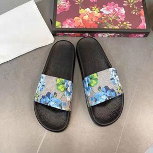 Домашние тапочки дизайнерские дизайнерские дизайнерские обувь скользит с тапочкой для мужчин женские сандалии с правильной цветочной коробкой для пыли ботинки для змеи
