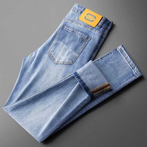 2023 Primavera/verão Fino azul claro Jeans de bolso traseiro do bolso de bolso elástico Elastic Slim Fit Feet Fashion calça homens