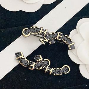 Designer Geschenk Schwarze Brosche 18k Gold Brosche Damen Stempel Anstecknadeln Brosche Frühling Vintage Design Monogramm Schmuck Accessoires Exquisites Design mit Box