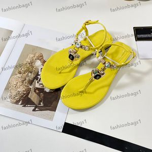 Klassiska designer kvinnor sandaler platt tofflor thong små doftpärlor rhinestones hårdvara metall spänne flip flops märke mule skateboard balett godis färg sko